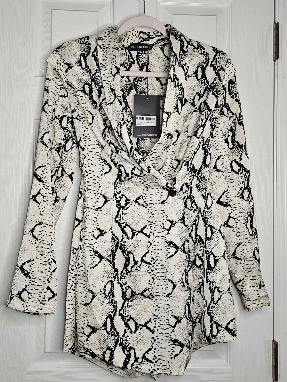 PrettyLittleThing Black & White Snake Print Blazer